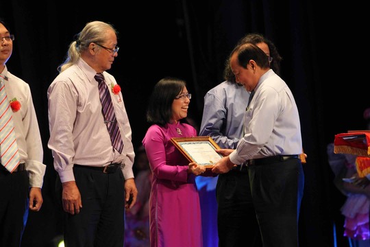 การมอบรางวัล“การศึกษาและปฏิบัติตามแบบอย่างคุณธรรมของประธานโฮจินิมหน์”